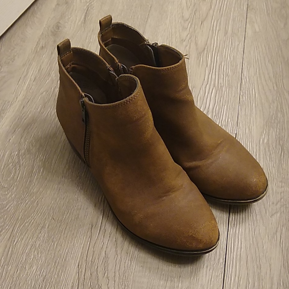 LAST DRO Tan booties size 7